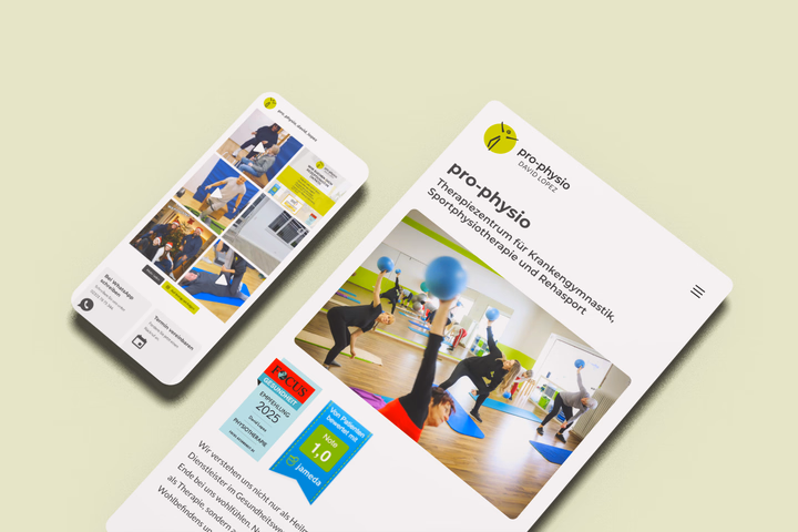 Mobile Mockups der pro-physio Website auf zwei Smartphones: Die Darstellung zeigt die Startseite mit Qualitätssiegeln sowie die Einbindung des Instagram-Grids.