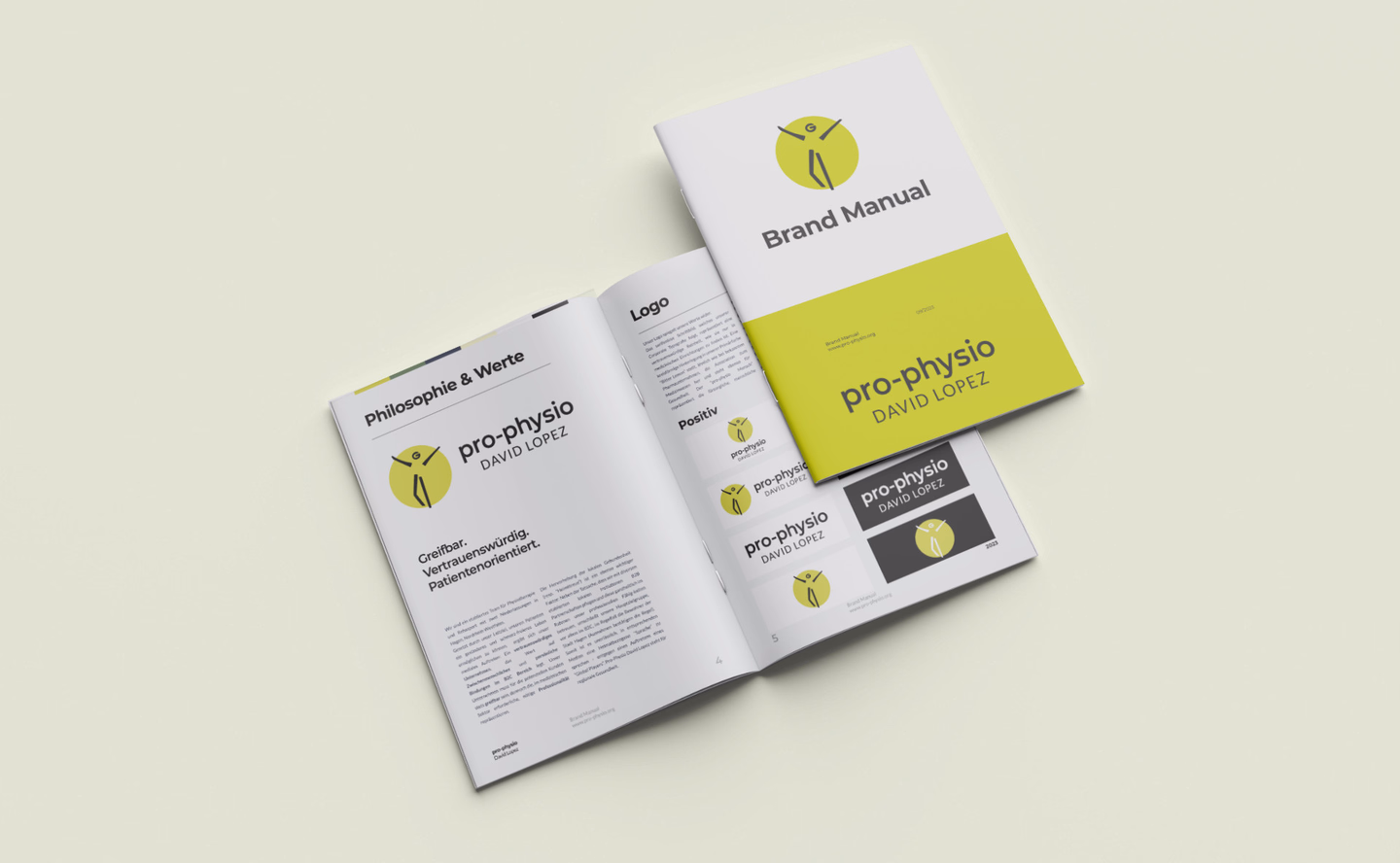 Hochwertiges Mockup des pro-physio Brand Manuals: Die aufgeschlagenen Seiten dokumentieren das neue Logo-System, die Markenwerte und die reduzierte Farbpalette in prägnantem Gelb-Grün.