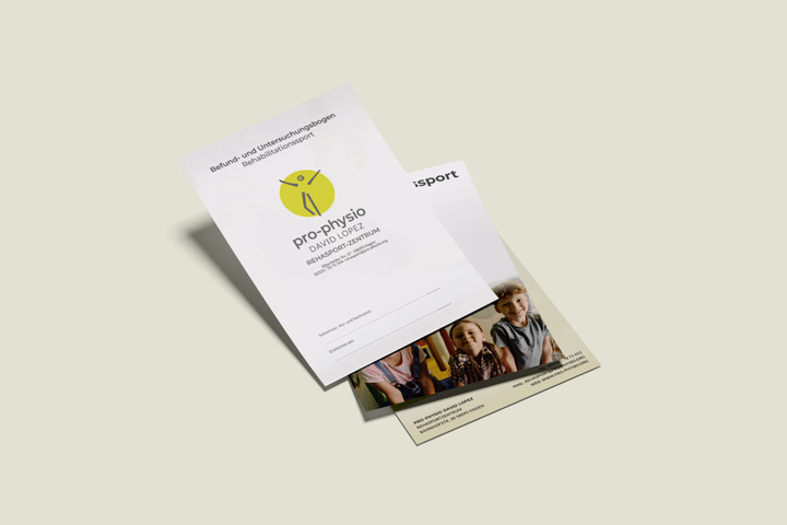 Stapel von Printmedien für die Praxis: Ein Anmeldeformular liegt auf verschiedenen Patientenflyern, umgesetzt im einheitlichen Corporate Design von pro-physio.